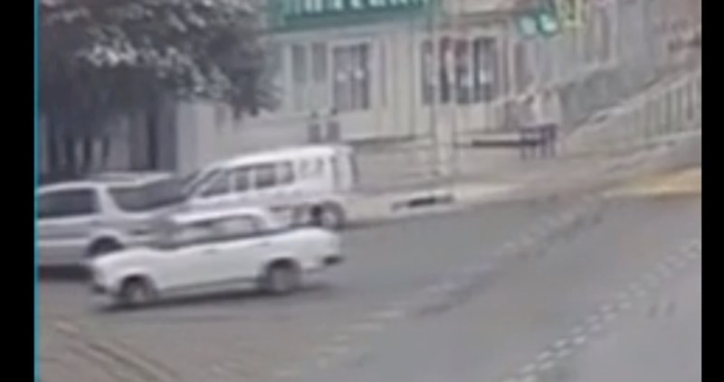 Ovo je moguće samo u Rusiji: Morate vidjeti što je automobil napravio nakon sudara