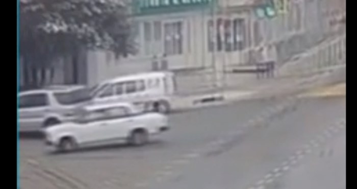Ovo je moguće samo u Rusiji: Morate vidjeti što je automobil napravio nakon sudara