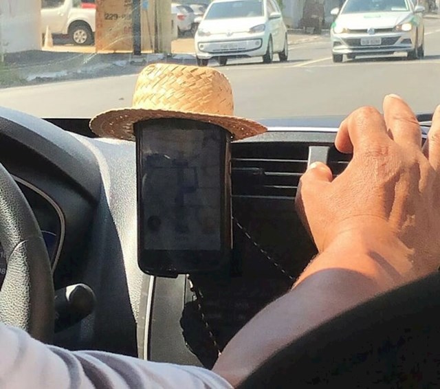 Vozač taxija zaštitio je mobitel od sunca malim šeširićem jer se inače pregrije