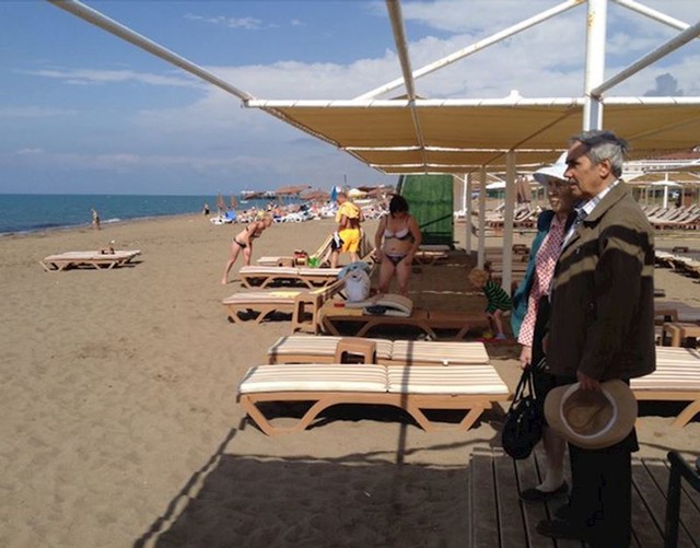 Ovaj stariji par je prvi put na plaži