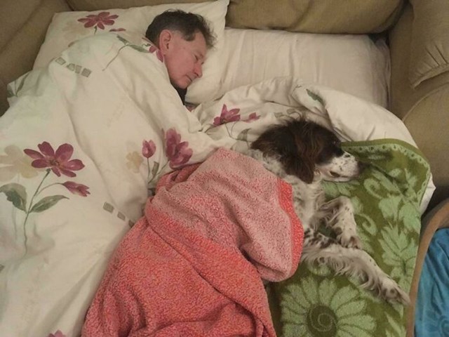Tata spava na kauču s našim psom koji je već prestar i nema dovoljno snage da se popne na kat gdje je inače spava, a tata ga ne želi ostaviti samog