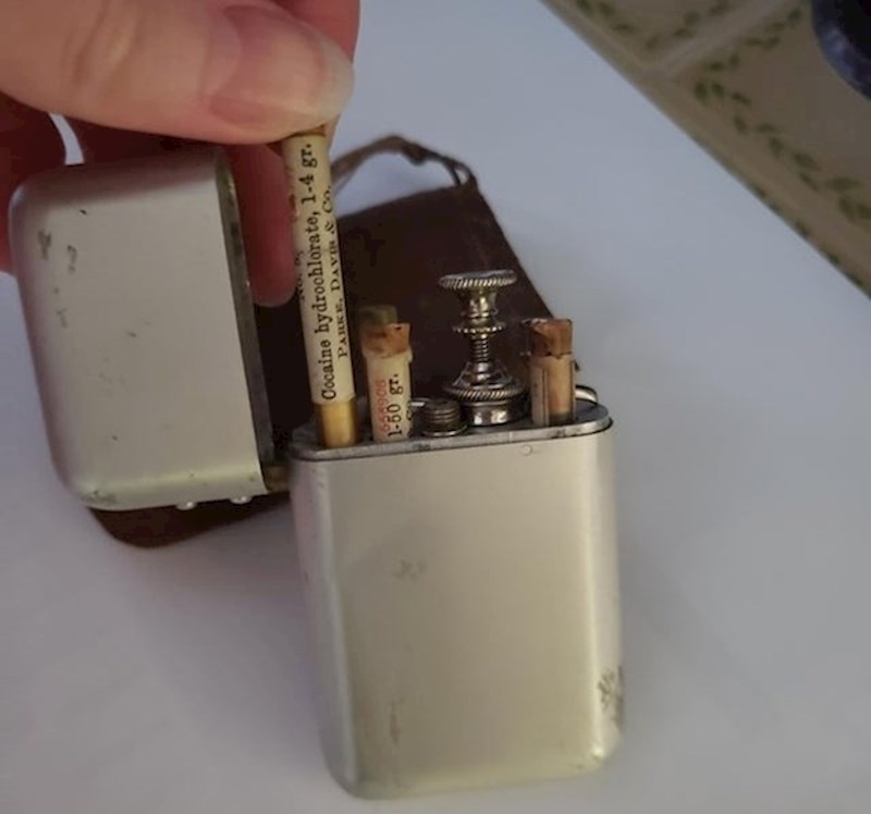 Prabakin minijaturni paket prve pomoći star preko 100 godina u sebi ima i nekoliko grama kokaina.