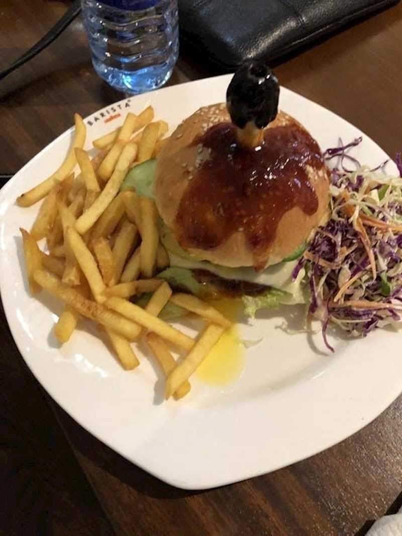 Umak su stavili NA hamburger