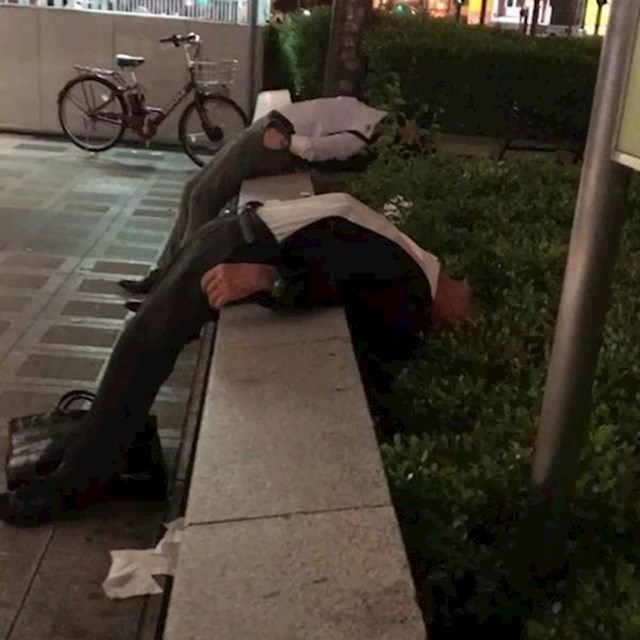 Umorni japanski radnici koji su se odlučili malo odmoriti na čudnom mjestu...