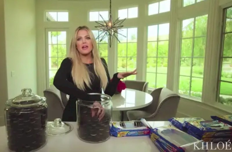 Khloe u kuhinji ima gigantske tegle u kojima su samo Oreo keksi