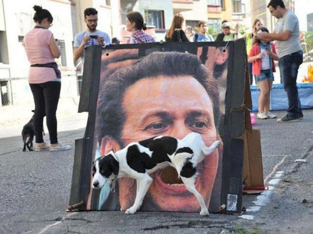 3. A zašto su mu otvorena usta ako ne želi da mu se ovo dogodi
