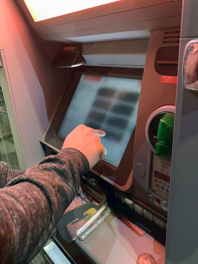 Ekran bankomata kojeg vidiš jedino ako stojiš direktno ispred njega