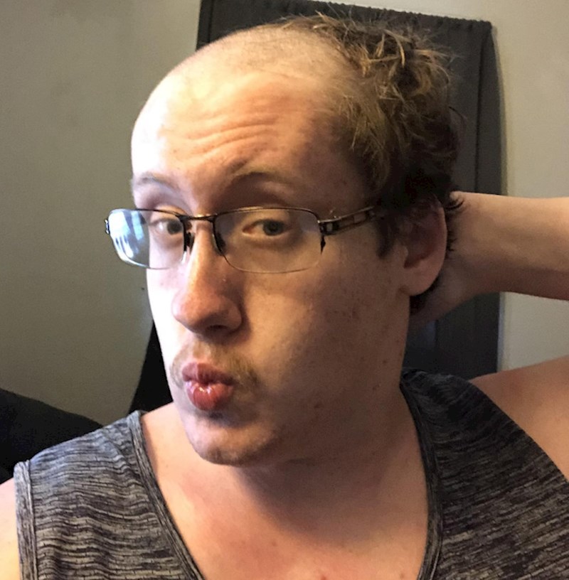 Sat vremena prije zakazanog ručka s roditeljima moje nove cure, riknuo mi je brijač usred brijanja glave