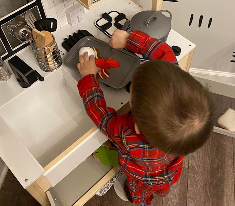 Kupite djecu kuhinju, bez obzira na spol, ne možete ni zamisliti koliko toga sam uspjela obaviti kad ih zamolim da mi skuhaju ručak