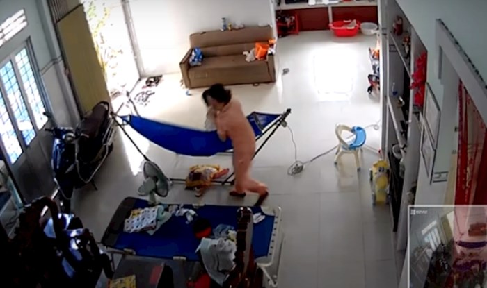 Stravična snimka zmije dok se prikrada majci s bebom šokirala svijet