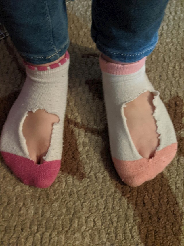 Moja kćer (5) je odrezala rupe u čarapama za slučaj da joj bude vruće
