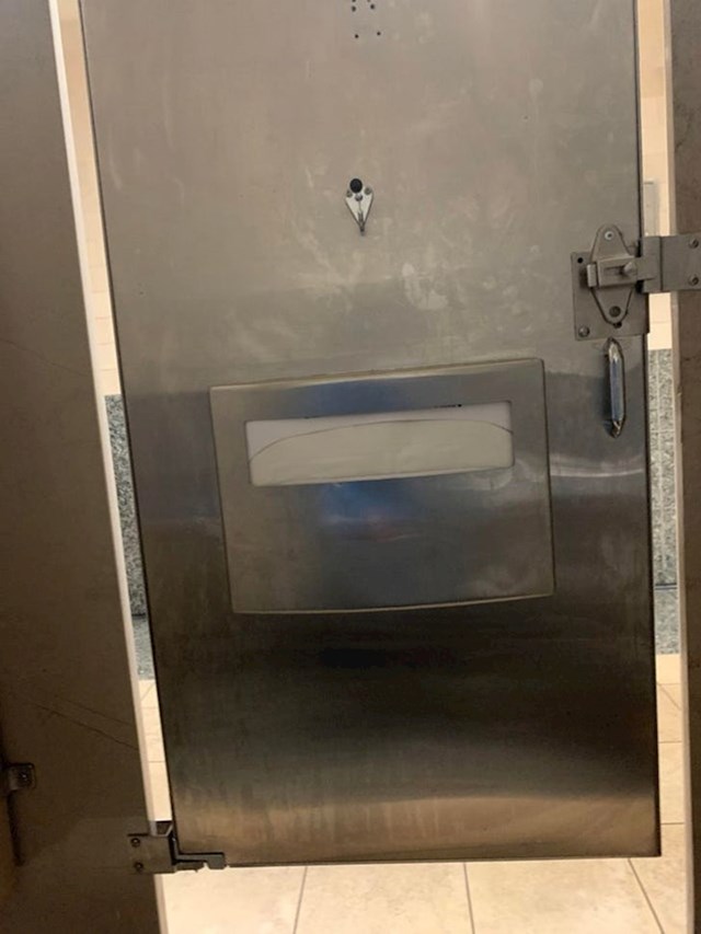 Vrata WC-a s ogromnim rupama