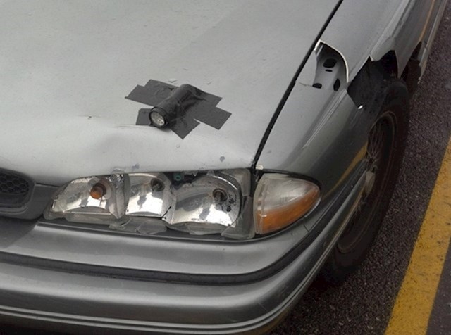 Smislio je način kako privremeno popraviti svjetla na autu...