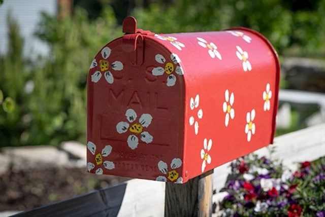Pošta- dobiti poštu kao klinac je značio ili da je Božić ili rođendan ili piše netko od ljetne ekipe, a sada su to samo računi