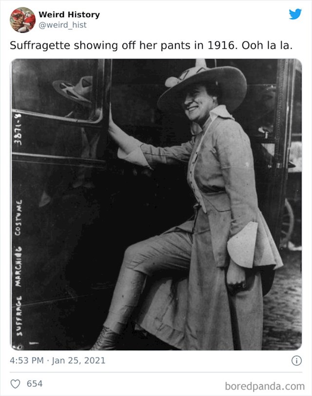 Sufražetkinja pokazuje noge u hlačama 1916. godine