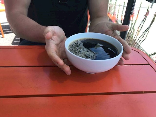 Kava poslužena u zdjeli koju ne možeš dotaknuti koliko je vruća