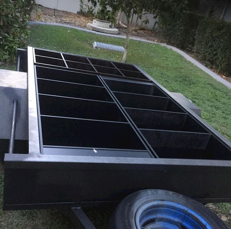 Tri police savršeno su stale u prikolicu