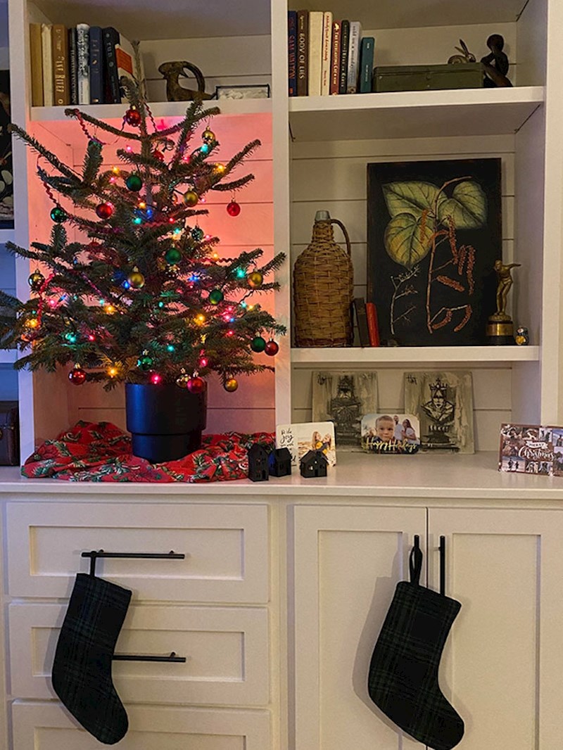 Kad su susjedi ove obitelji čuli da su zaraženi Covidom i u izolaciji prije nego su stigli okititi drvce, oni su im ostavili pred vratima malo okićeno božićno drvce da ni njih ne zaobiđe duh Božića