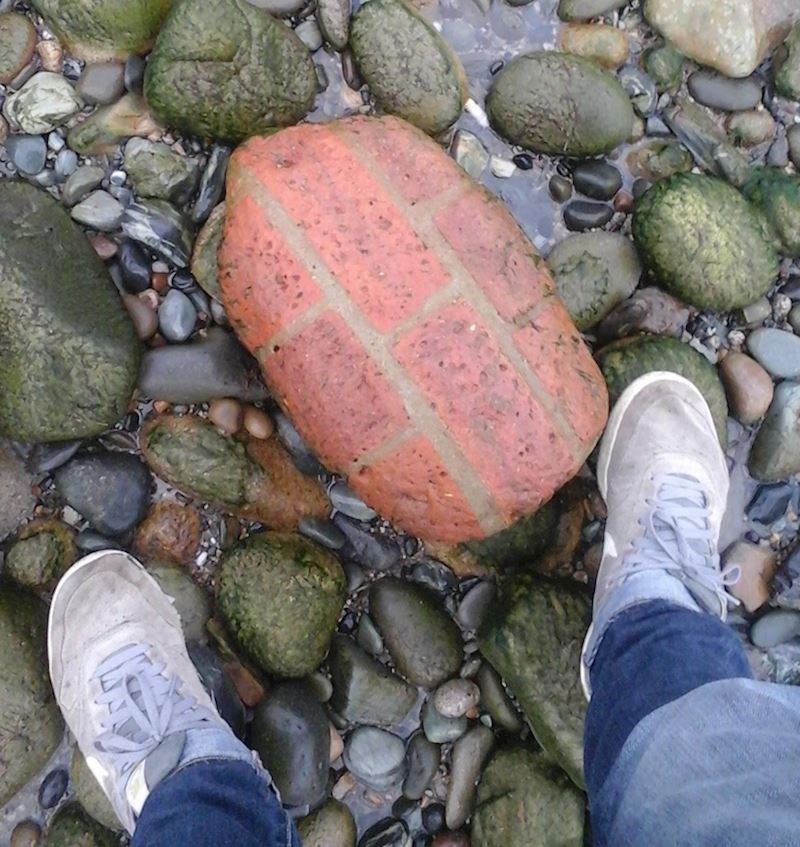 Komad ciglenog zida kojeg su valovi oblikovali