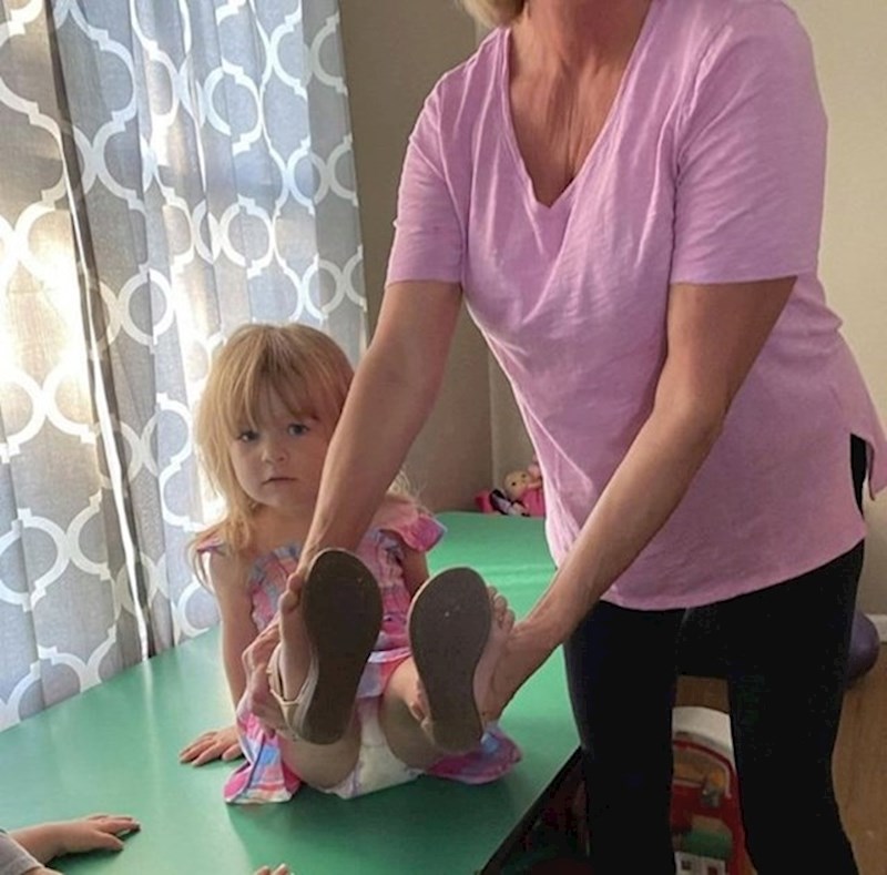 Iz vrtića su poslali fotku toga kako sam joj obukla cipele