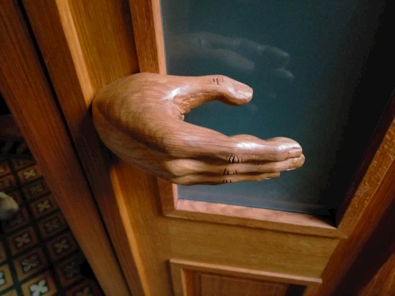 Kvaka s kojom se moraš rukovati kako bi otvorio vrata, sablasno