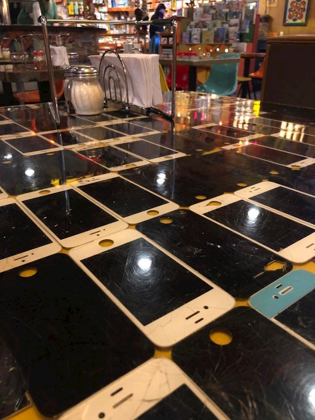 Restoranski stol napravljen od iPhoneova