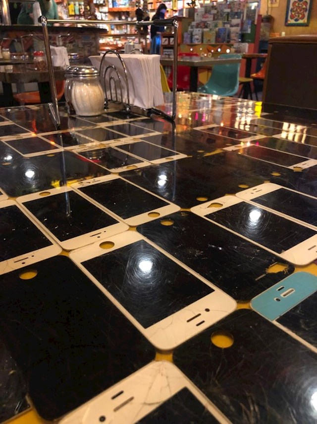 Restoranski stol napravljen od iPhoneova