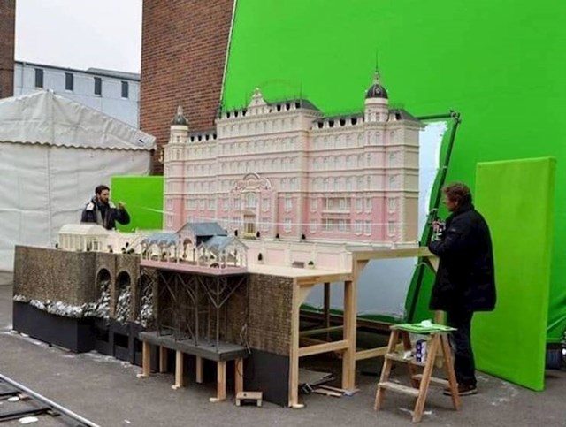 Neke scena iz filma The Grand Budapest Hotel su snimane koristeći minijaturni filmski set