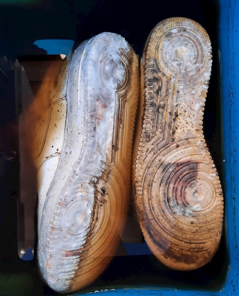 Moj brat je nove tenisice odlučio obojati u kavi i zaboravio na njih mjesec dana