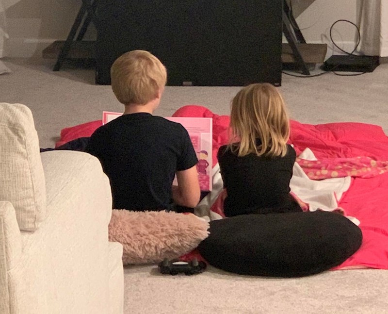 Prva noć u novoj kući malenoj seki je bila teška jer je ostavila prijatelje. Ugasio je PlayStation i počeo joj čitati