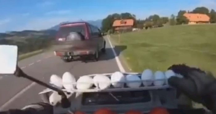 Ovaj motociklist ima urnebesnu metodu osvete vozačima koji mu smetaju na putu