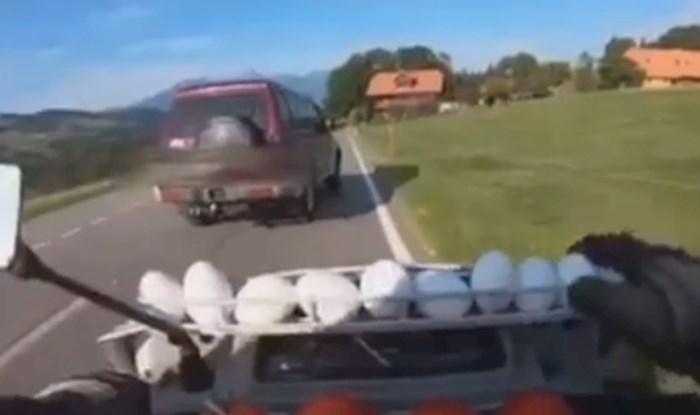Ovaj motociklist ima urnebesnu metodu osvete vozačima koji mu smetaju na putu