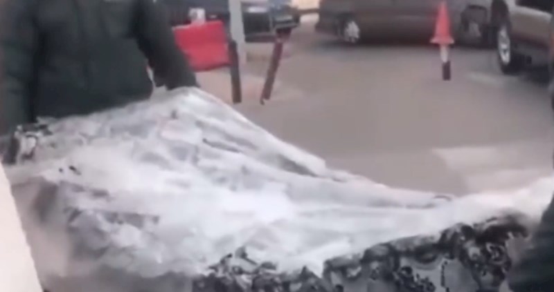 Nikad ne biste pogodili što se skriva u ovim madracima koje nose policajci