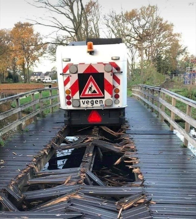 Pokušali su parnim čistačem čistiti drveni most
