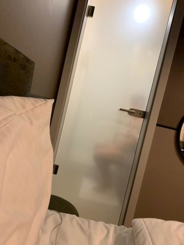 Ovo je pogled na WC iz sobe