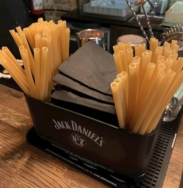 Umjesto plastičnih slamki koriste tjesteninu