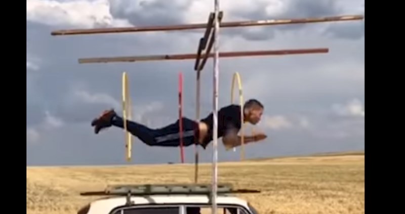 Ludi Rus je posramio Hollywood svojim nemogućim kaskaderskim trikovima usred ničega