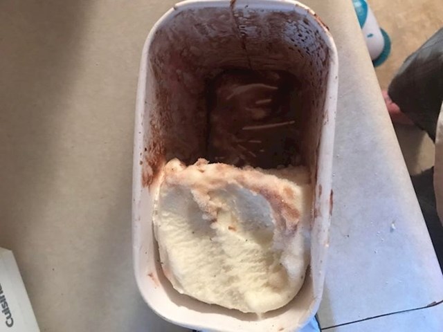 Sin me izričito tražio da mu kupim sladoled od vanilije i čokolade i ovo je pojeo