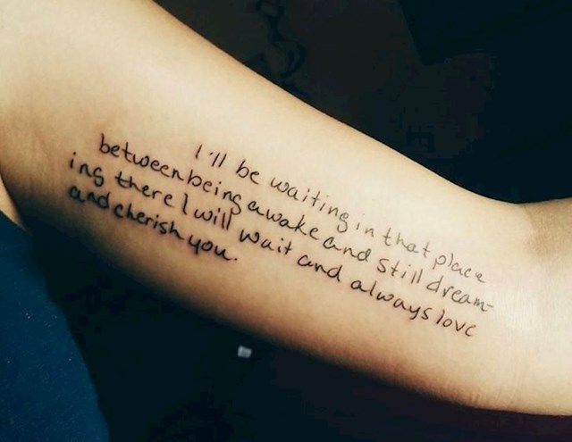 “Ubrzo nakon majčine smrti, u studenom 2013., pronašao sam bilježnicu u kojoj je napisala bilješku mojim sestrama i meni, a koju nikada nismo dobili. Ovo je dio toga i odlučio sam to tetovirati.”