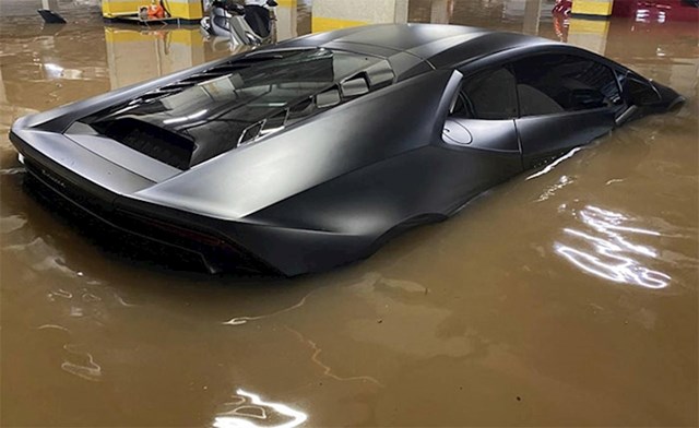 Lamborghini Huracan se zatekao u poplavi u Sao Paolu. Nije osiguran