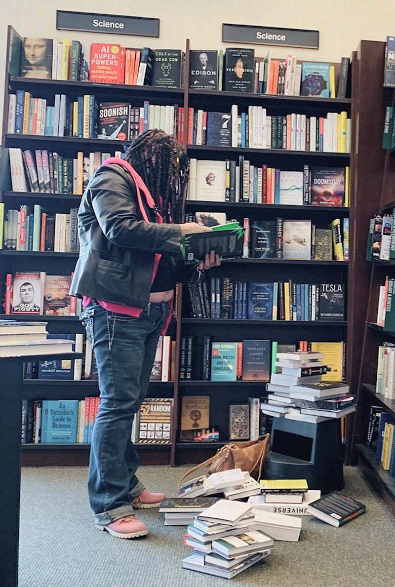 Pročita par stranica i baci knjige na pod