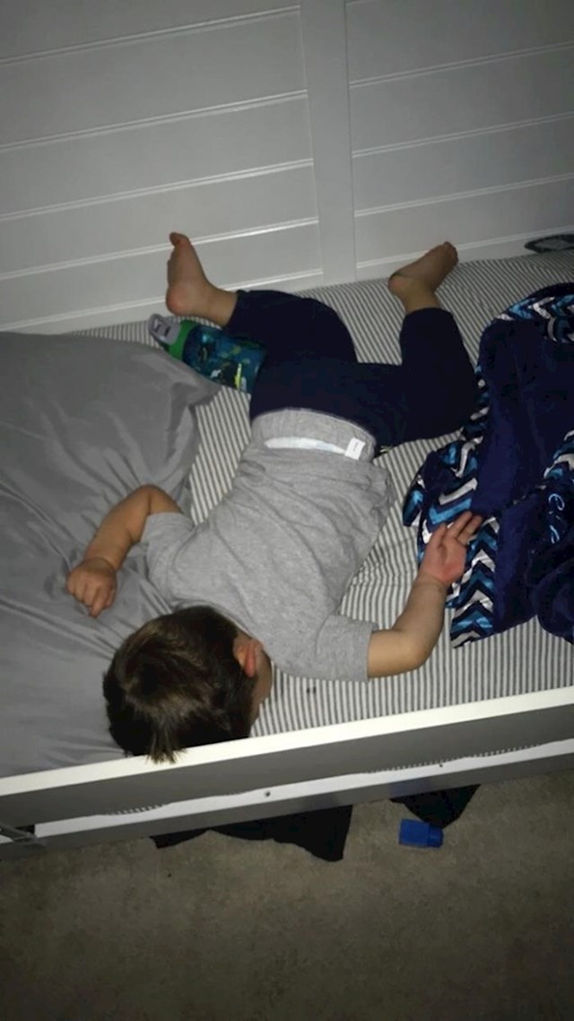 Moj sin spava kao da ga je netko istresao na krevet