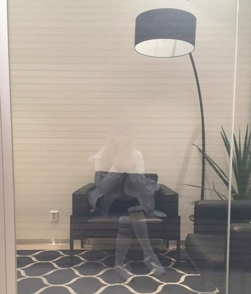 Sjela sam na klupu ispred ureda i primjetila da sam sjela točno na mjesto odakle izgleda da sjedim na fotelji