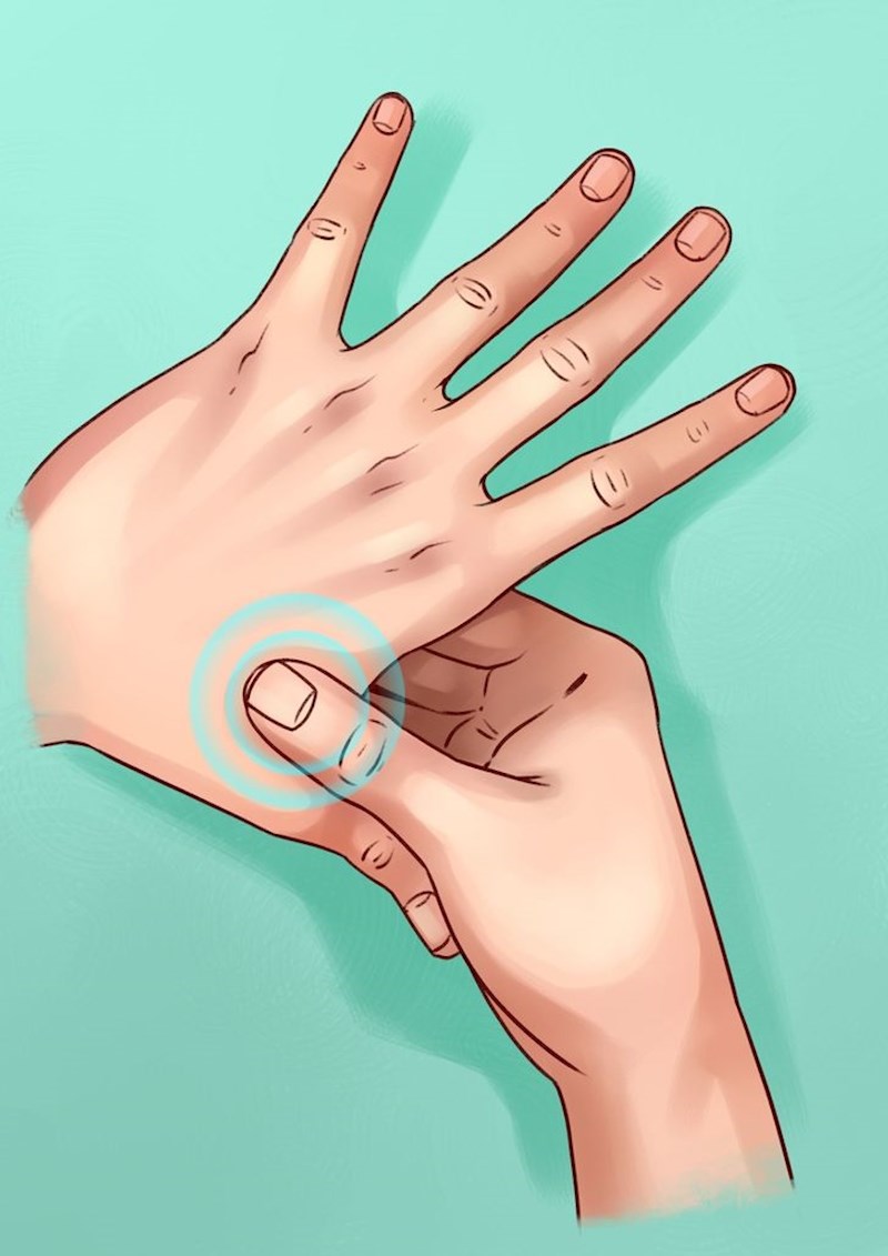 7. Masirajte točku između palca i kažiprsta