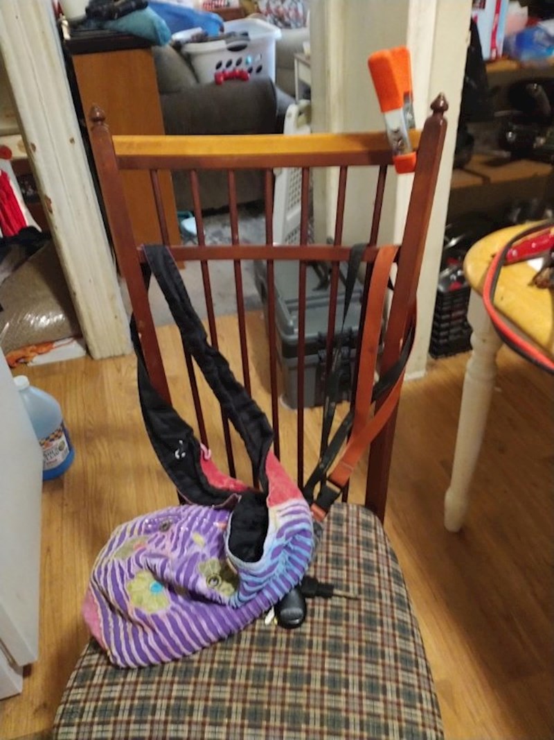 Zalijepila sam stolicu i onda shvatila da je ruksan na njoj