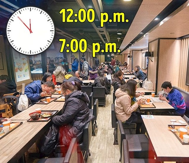 Savršeno vrijeme za odlazak u fast food je za vrijeme takozvane špice (vrijeme između 11:00 i 13:00 i razdoblje između 18:00 i 20:00). Nije lako doći do stola, gužva je, ali tada se poslužuje svježa hrana.