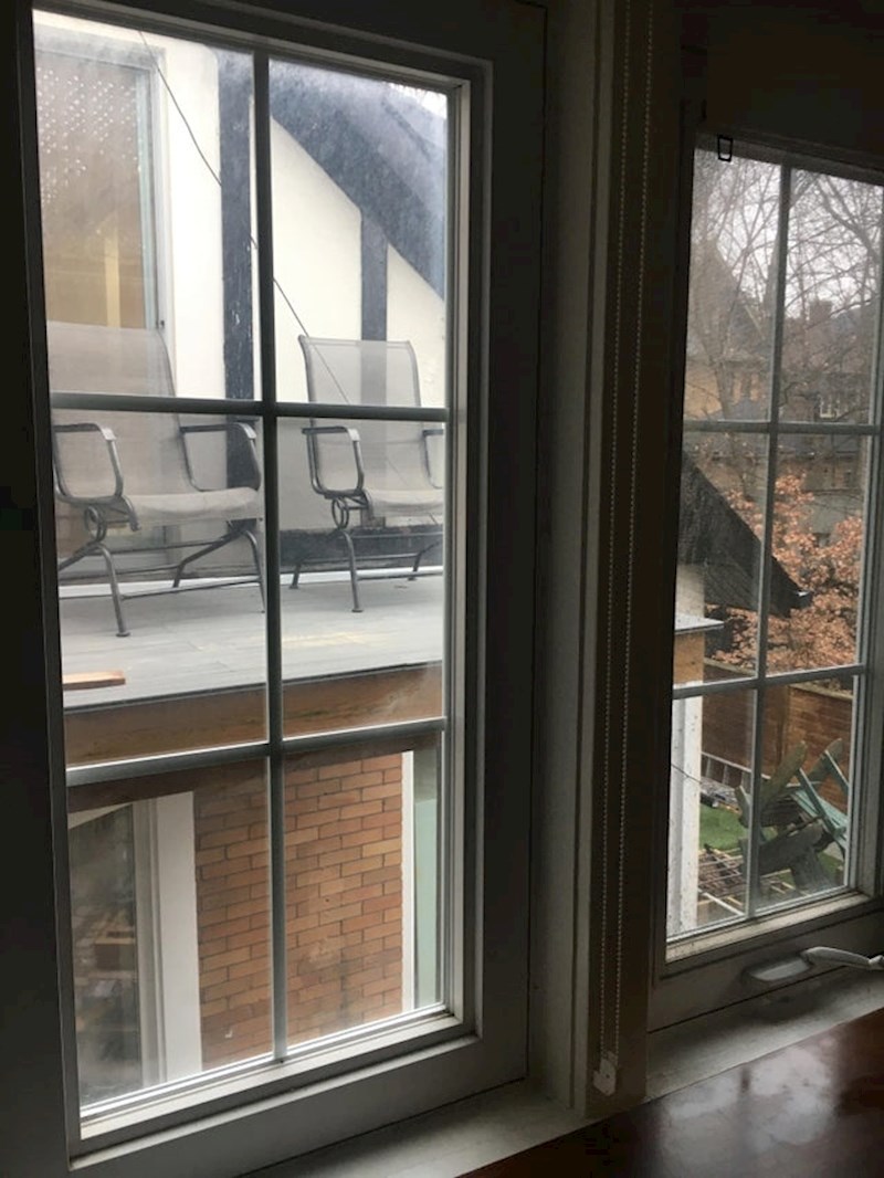 Susjedi su napravili balkon koji gleda u moju sobu