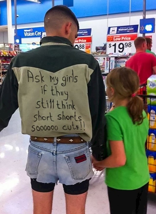 Tata koji želi pokazati svojim kćerima da jako kratke hlačice ipak nisu cool
