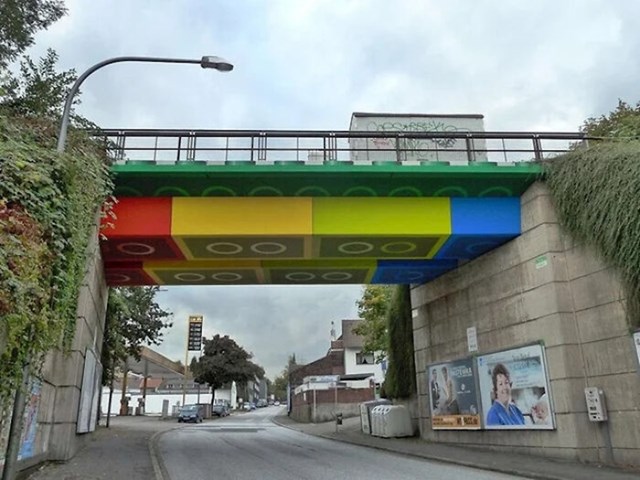 Most u Njemačkoj je obojan da izgleda kao da je napravljen od Lego kockica