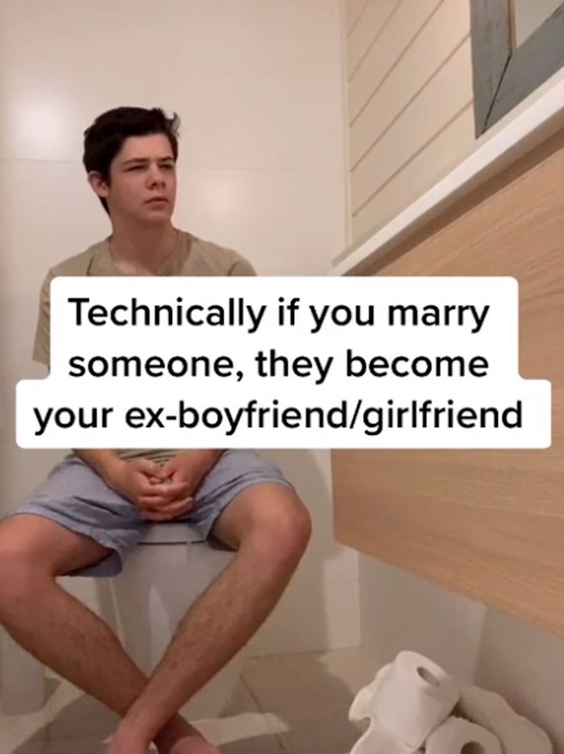 Tehnički, kad se oženiš ta osoba postaje tvoja bivša djevojka
